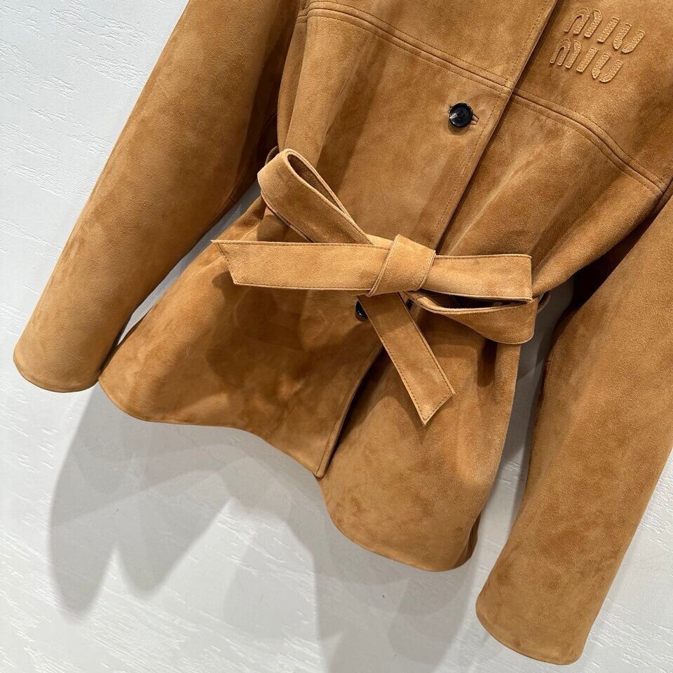 Wildlederjacke mit Gürtel in Kamelbraun – Bild 4