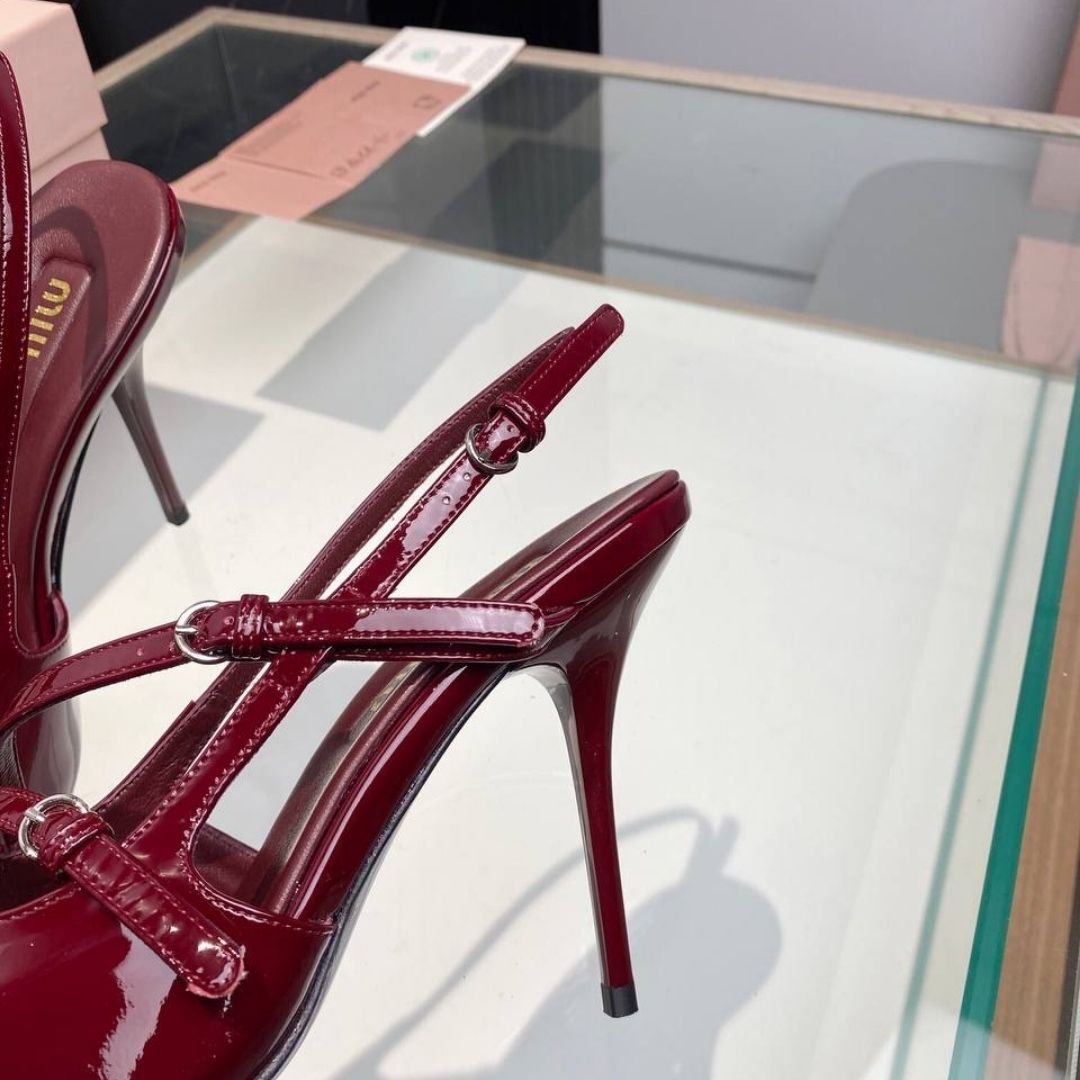 Pumps mit Schnalle Burgund – Bild 2