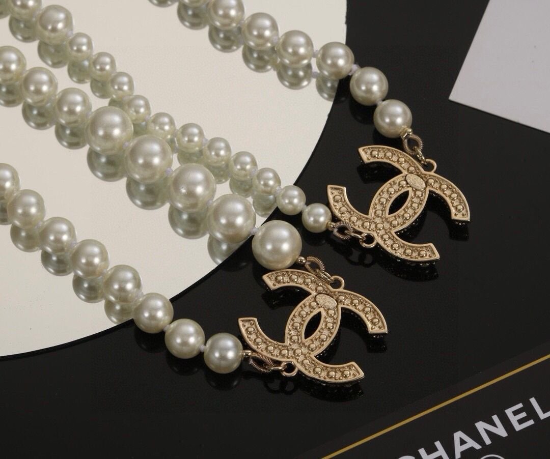 Double-Length Pearl Necklace with Interlocking CC Logo Charms – Bild 3