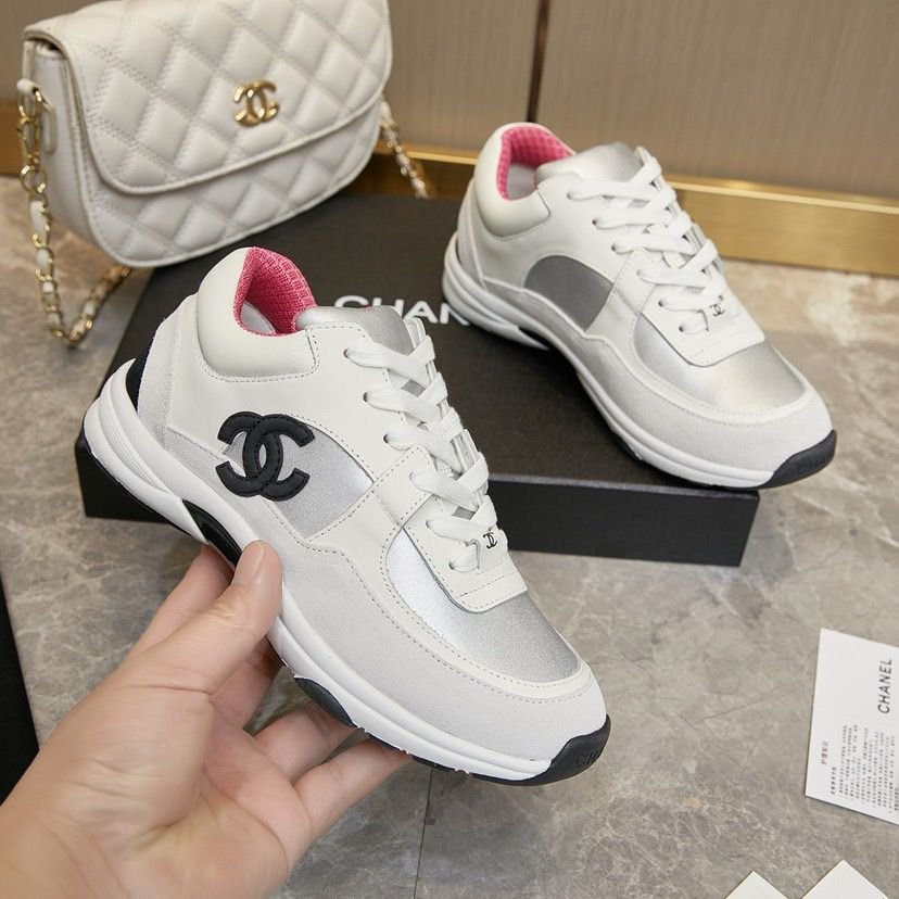 Sneaker Aus Weißem Kalbsleder und Silbernem Satin – Bild 2