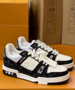 Alternative view of Trainer Schwarz/Wei?