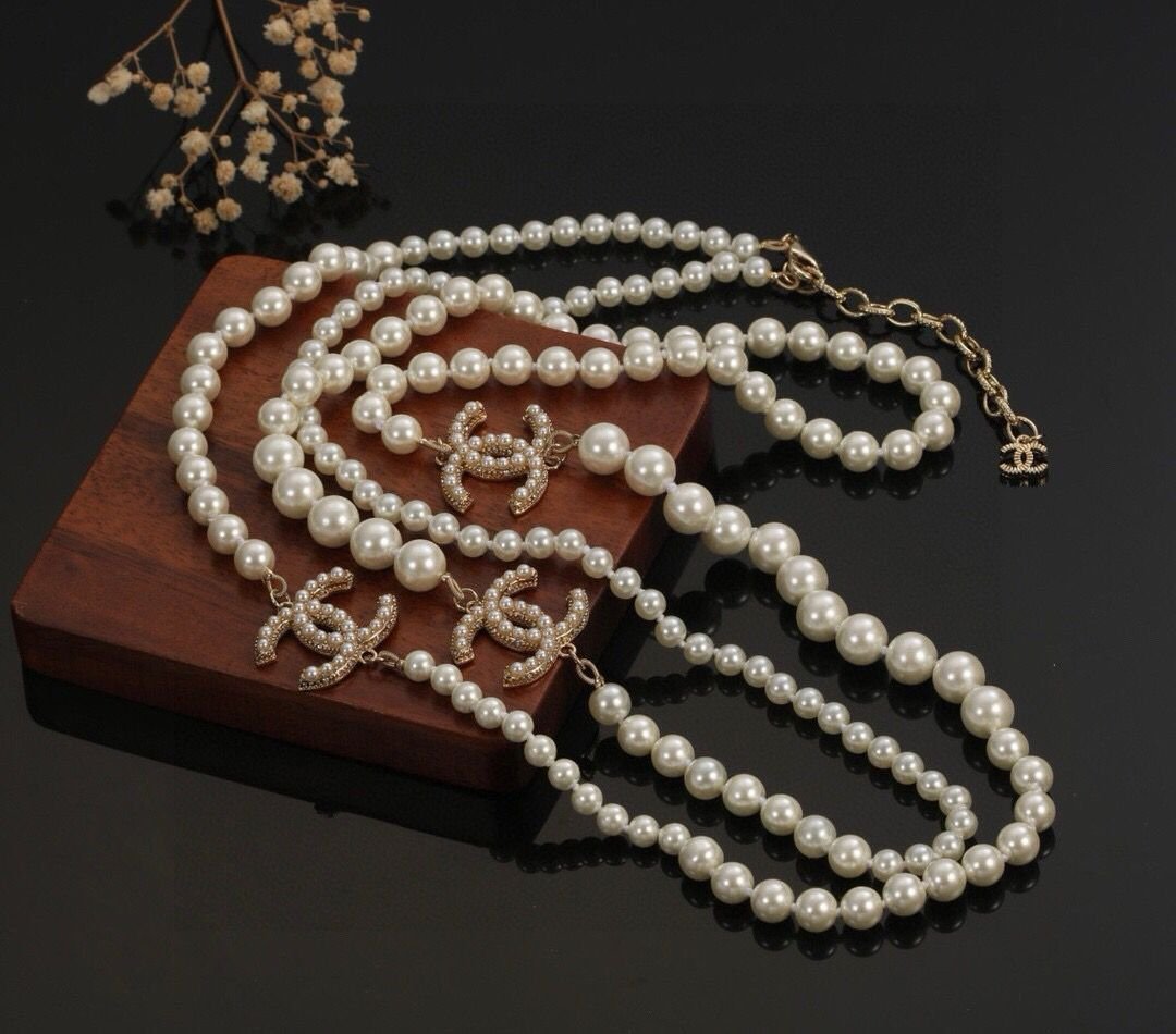 Double-Length Pearl Necklace with Interlocking CC Logo Charms – Bild 2