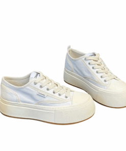 Wei?e Sneaker aus weichem Stoff