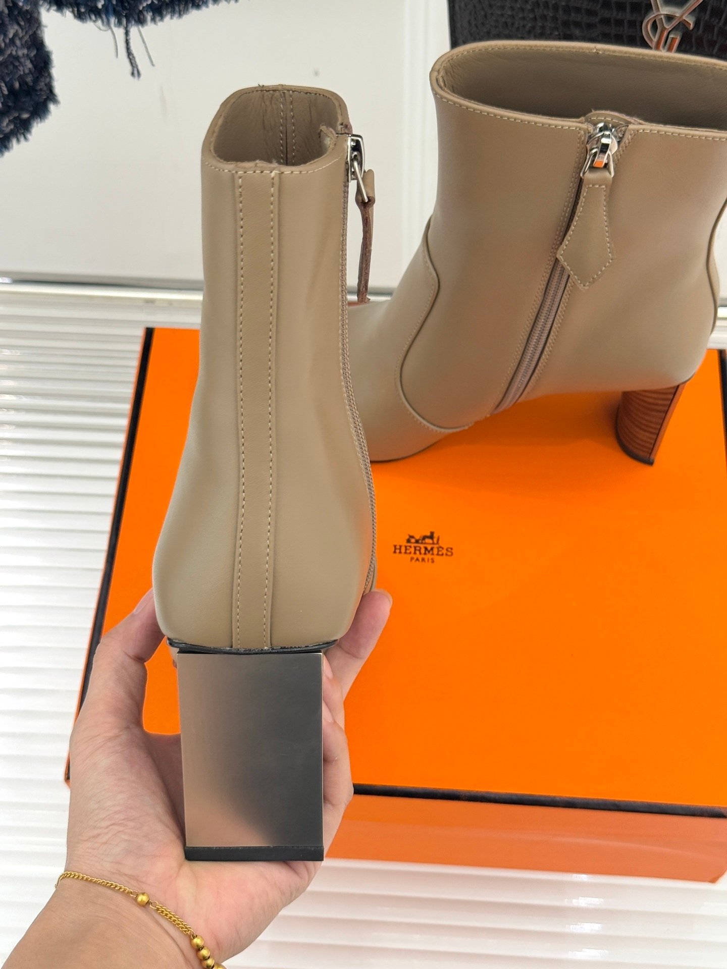 Beigefarbene Lederstiefeletten – Bild 8