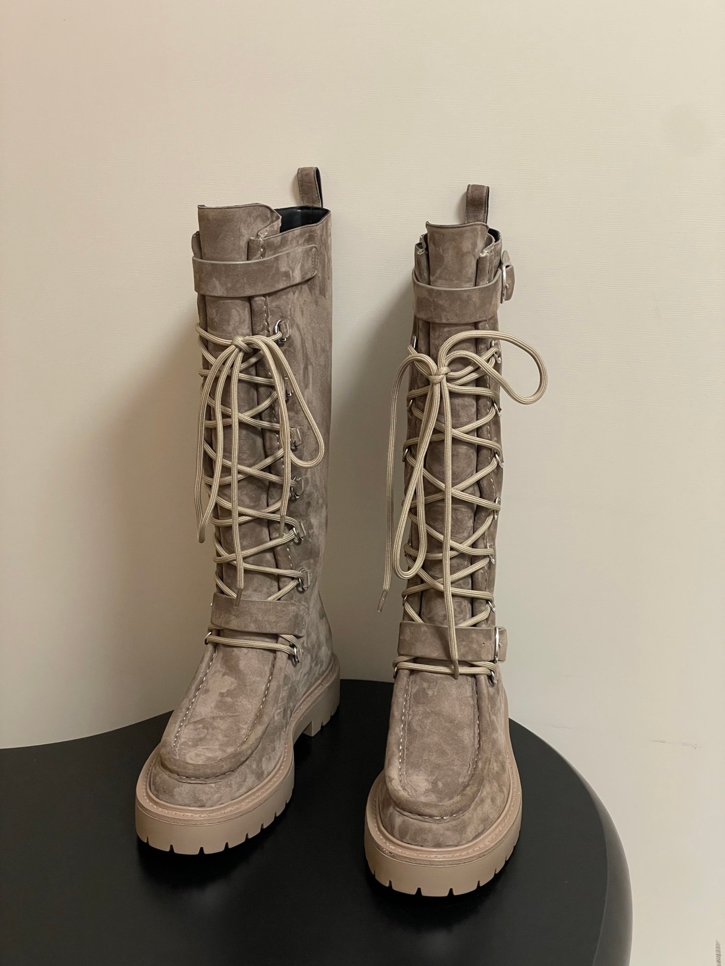 Kniehohe Schnürstiefel mit abgenutztem braunem Finish und dicker Sohle. – Bild 2