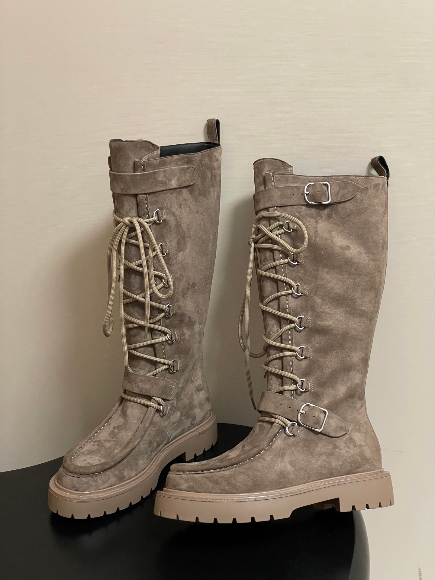 Kniehohe Schnürstiefel mit abgenutztem braunem Finish und dicker Sohle. – Bild 3