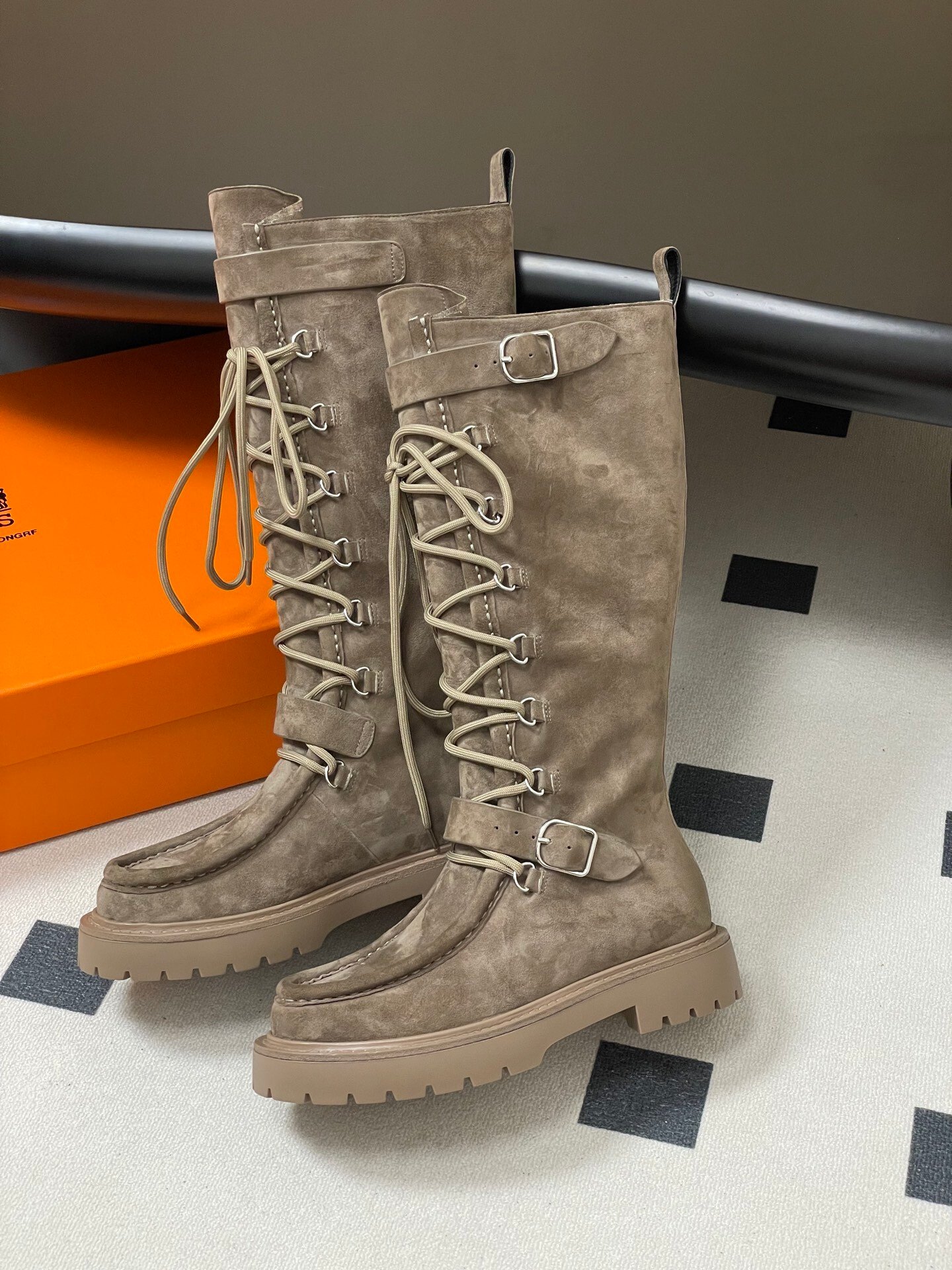 Kniehohe Schnürstiefel mit abgenutztem braunem Finish und dicker Sohle. – Bild 4