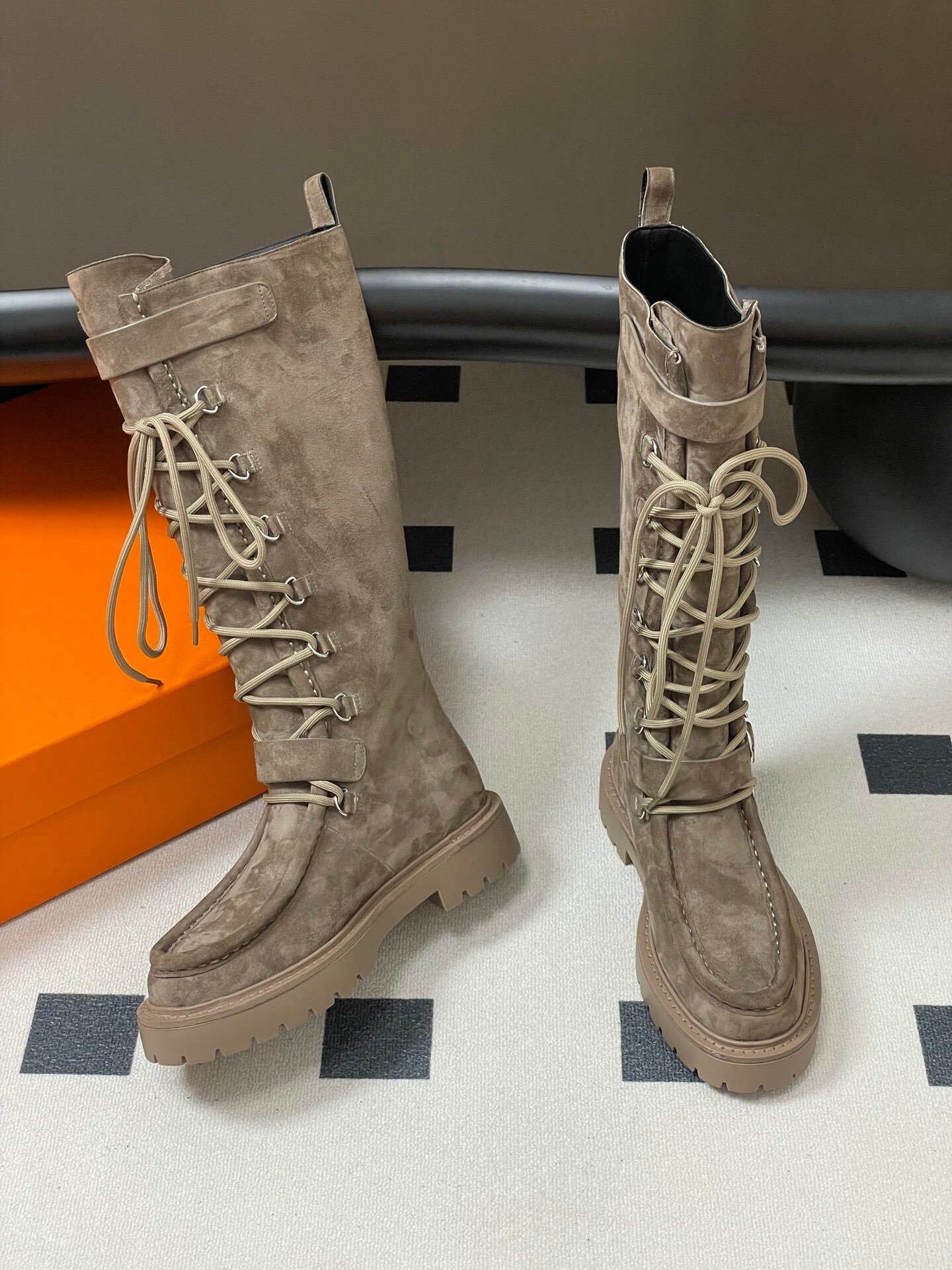 Kniehohe Schnürstiefel mit abgenutztem braunem Finish und dicker Sohle. – Bild 5