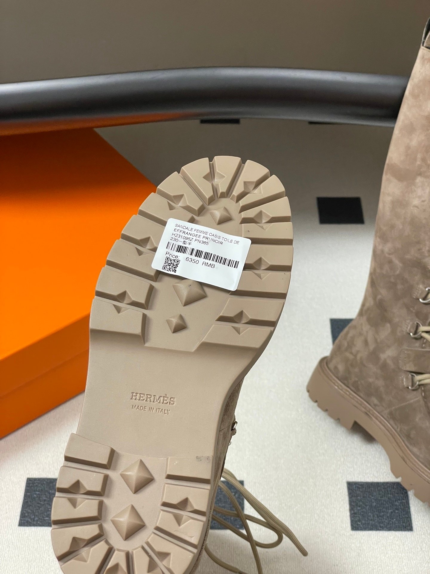 Kniehohe Schnürstiefel mit abgenutztem braunem Finish und dicker Sohle. – Bild 6