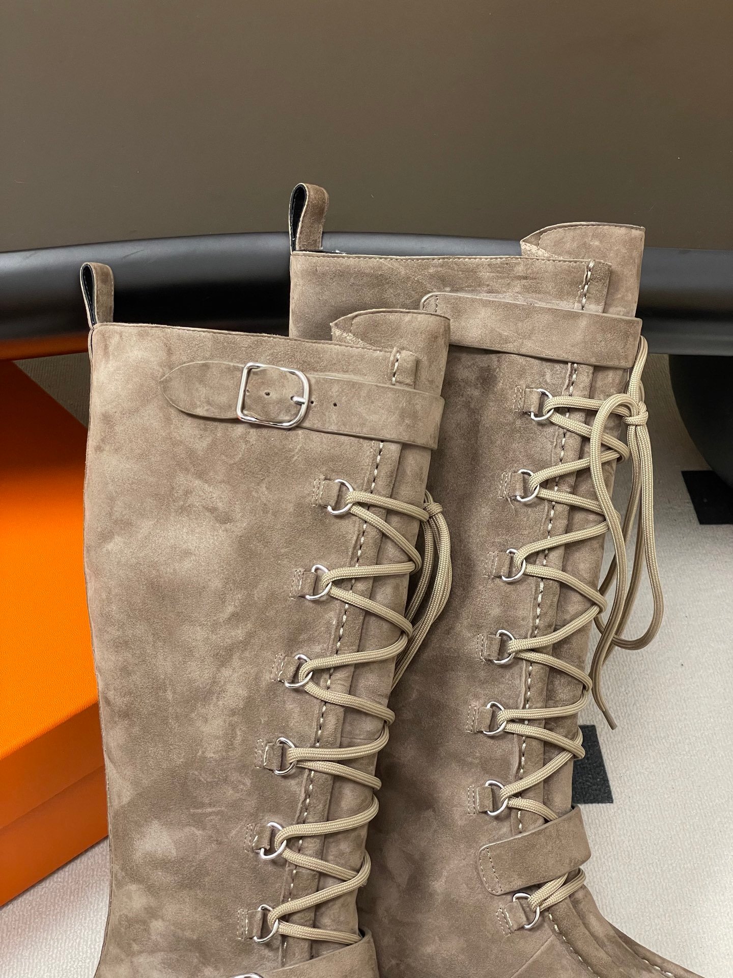 Kniehohe Schnürstiefel mit abgenutztem braunem Finish und dicker Sohle. – Bild 8