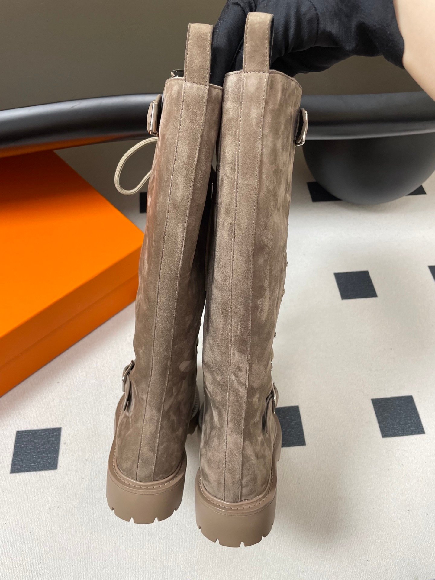 Kniehohe Schnürstiefel mit abgenutztem braunem Finish und dicker Sohle. – Bild 9