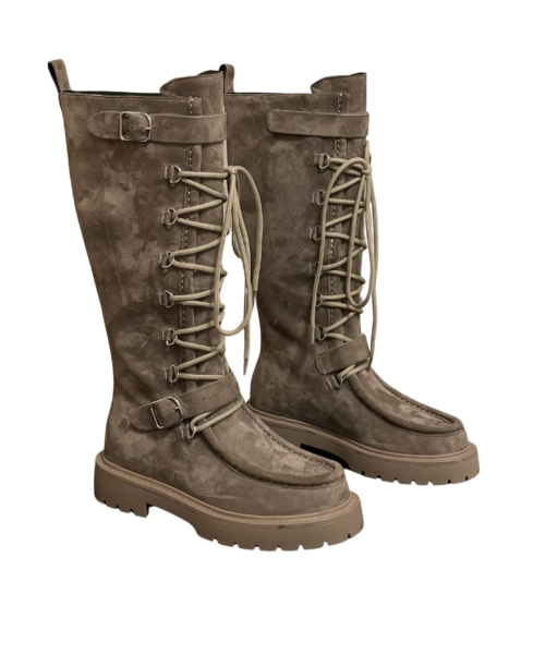 Kniehohe Schnürstiefel mit abgenutztem braunem Finish und dicker Sohle.