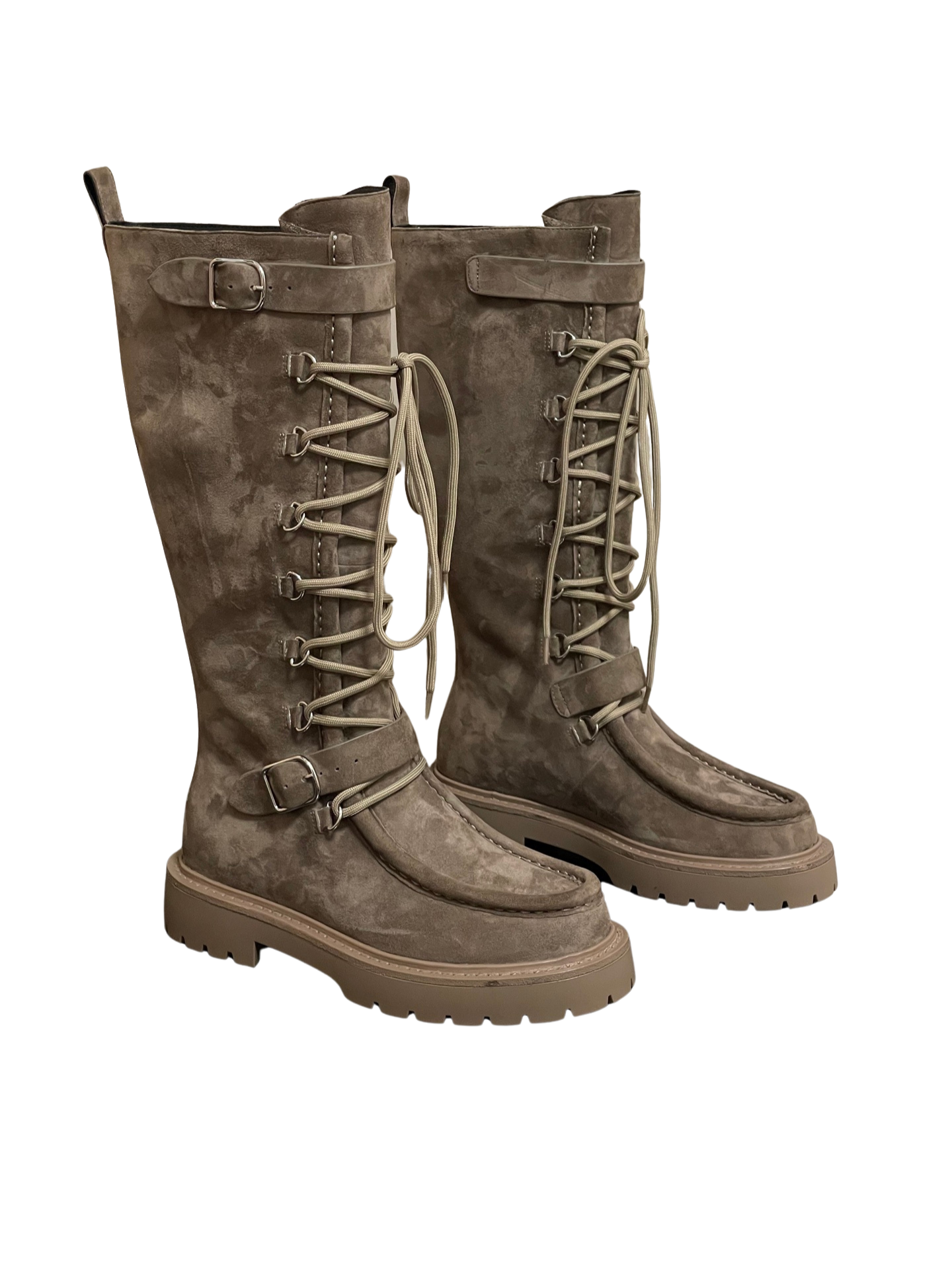 Kniehohe Schnürstiefel mit abgenutztem braunem Finish und dicker Sohle.