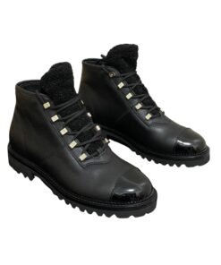 Kappenzapfen Und Schaffellbesatz Schwarz