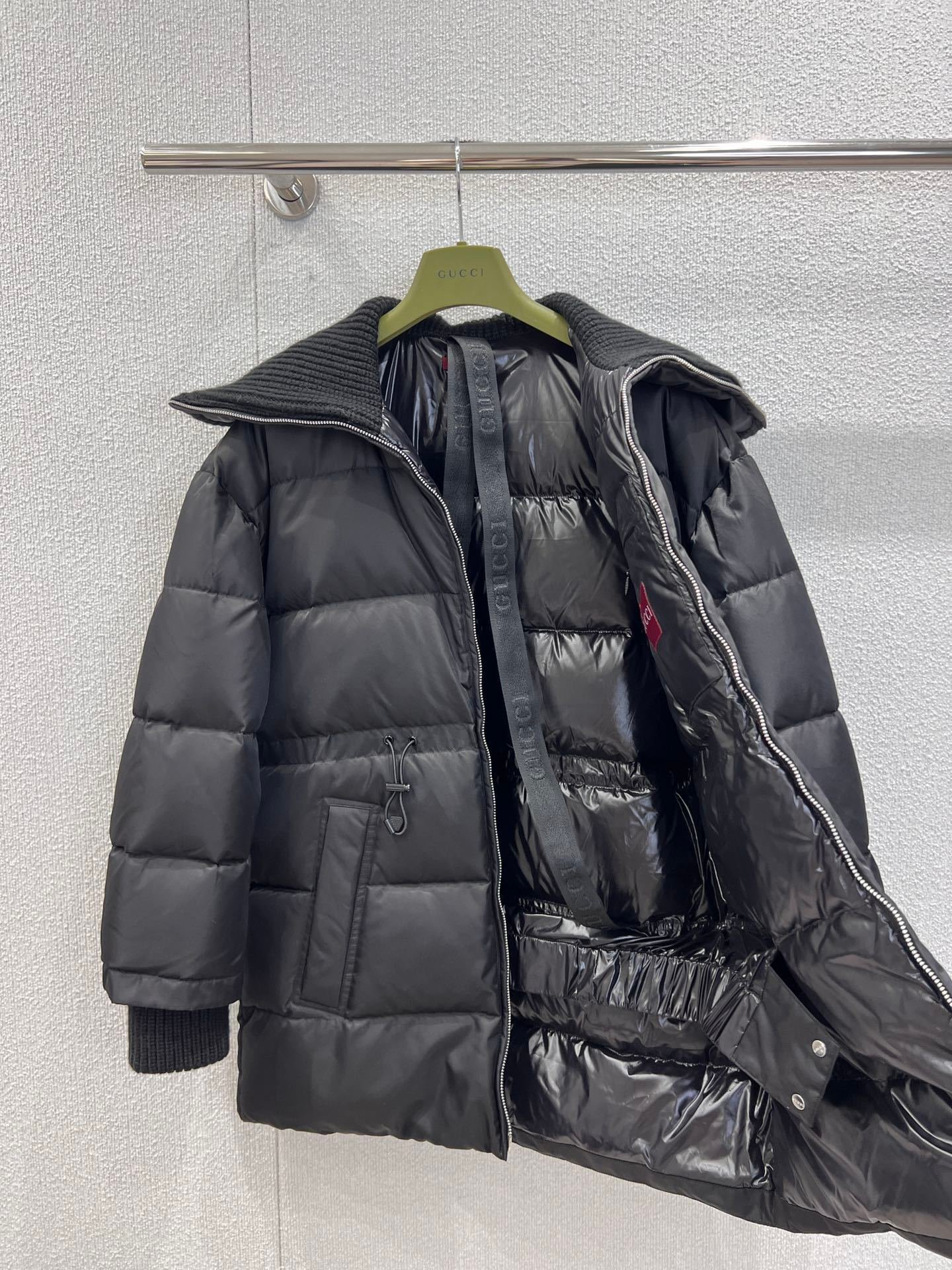Black women's quilted puffer jacket. – Bild 2