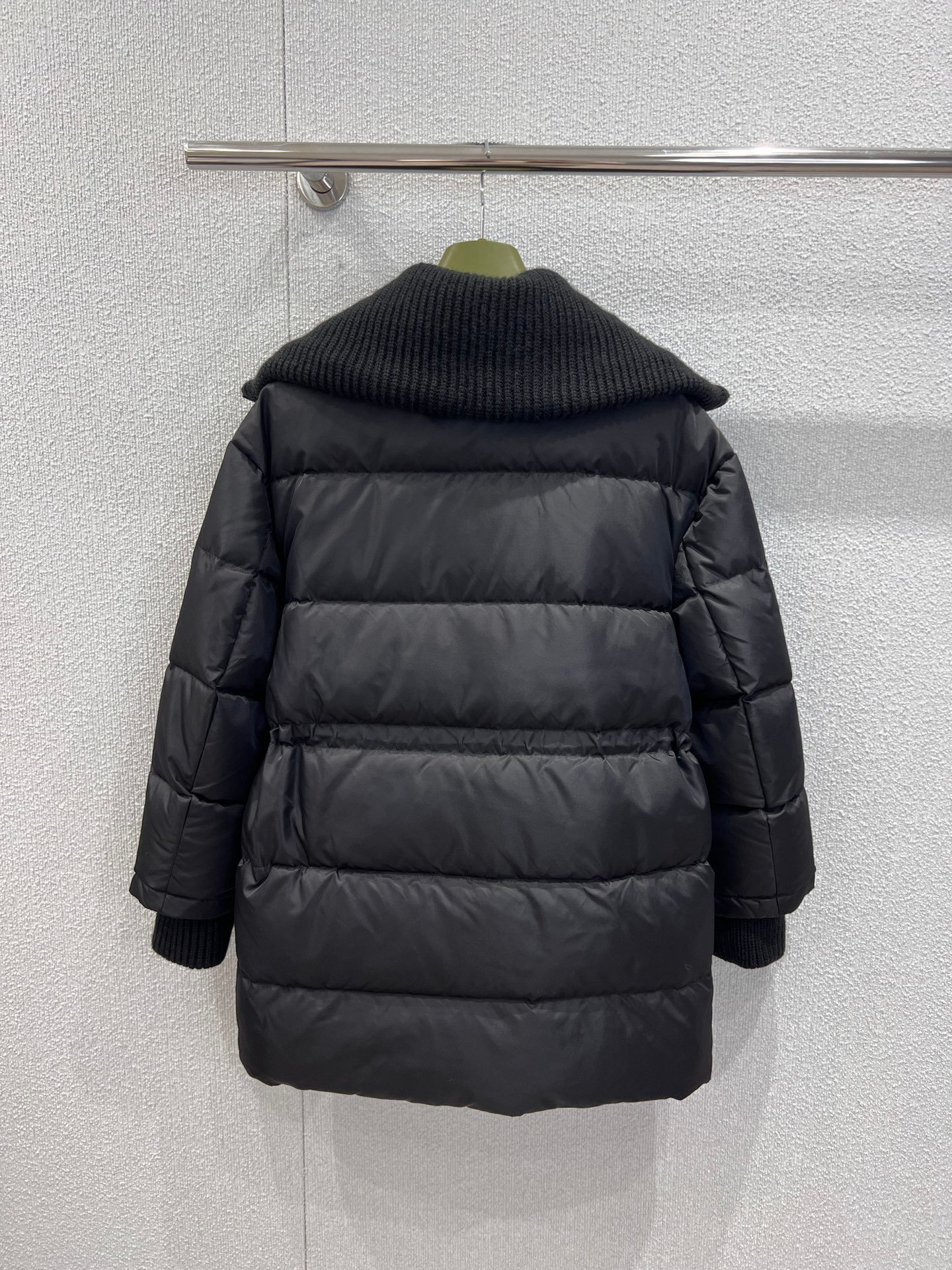 Black women's quilted puffer jacket. – Bild 3