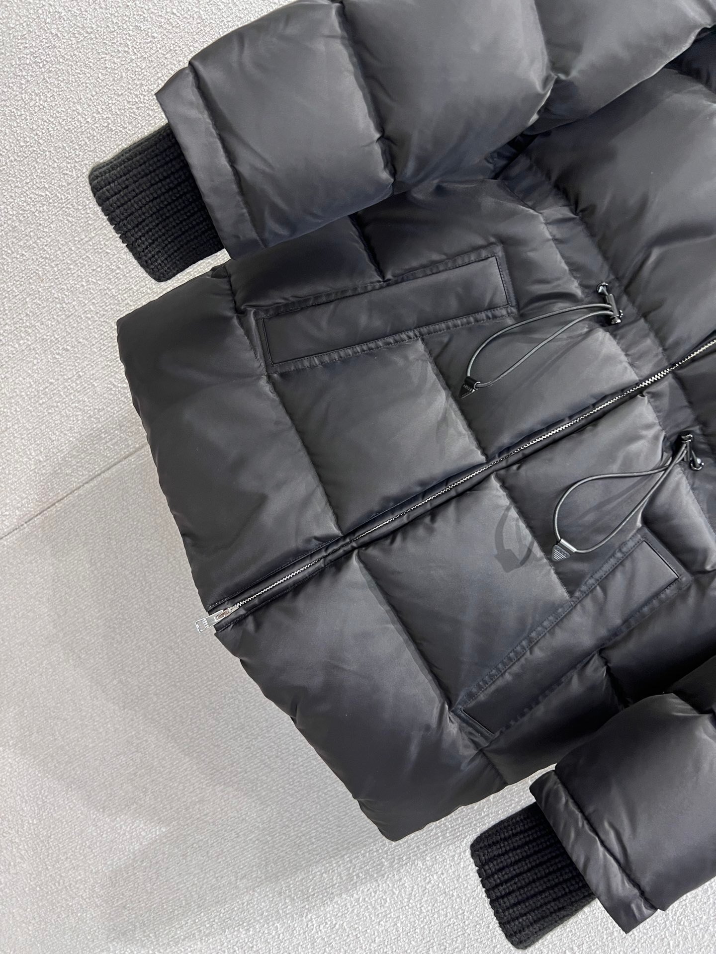 Black women's quilted puffer jacket. – Bild 7