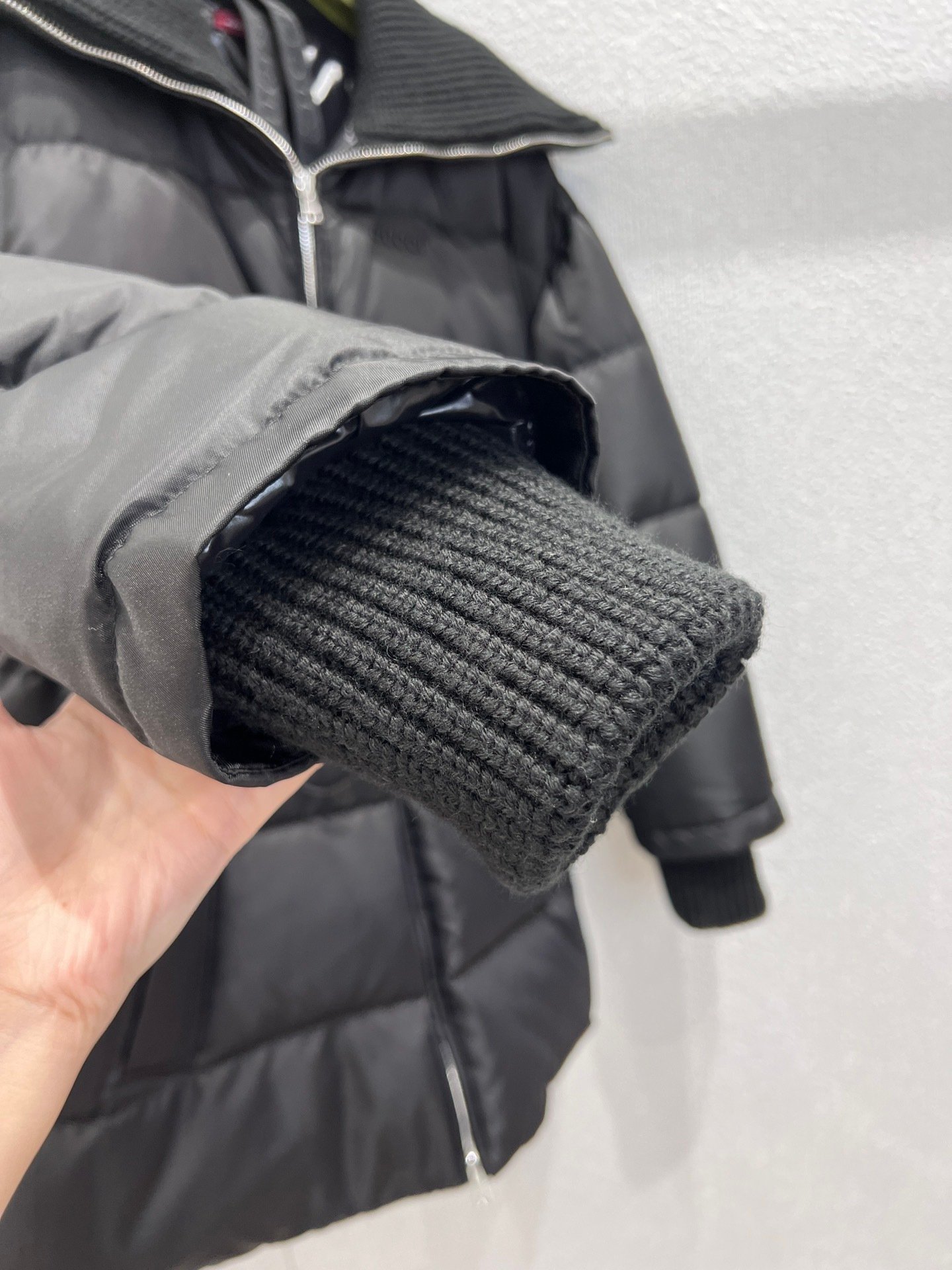 Black women's quilted puffer jacket. – Bild 8