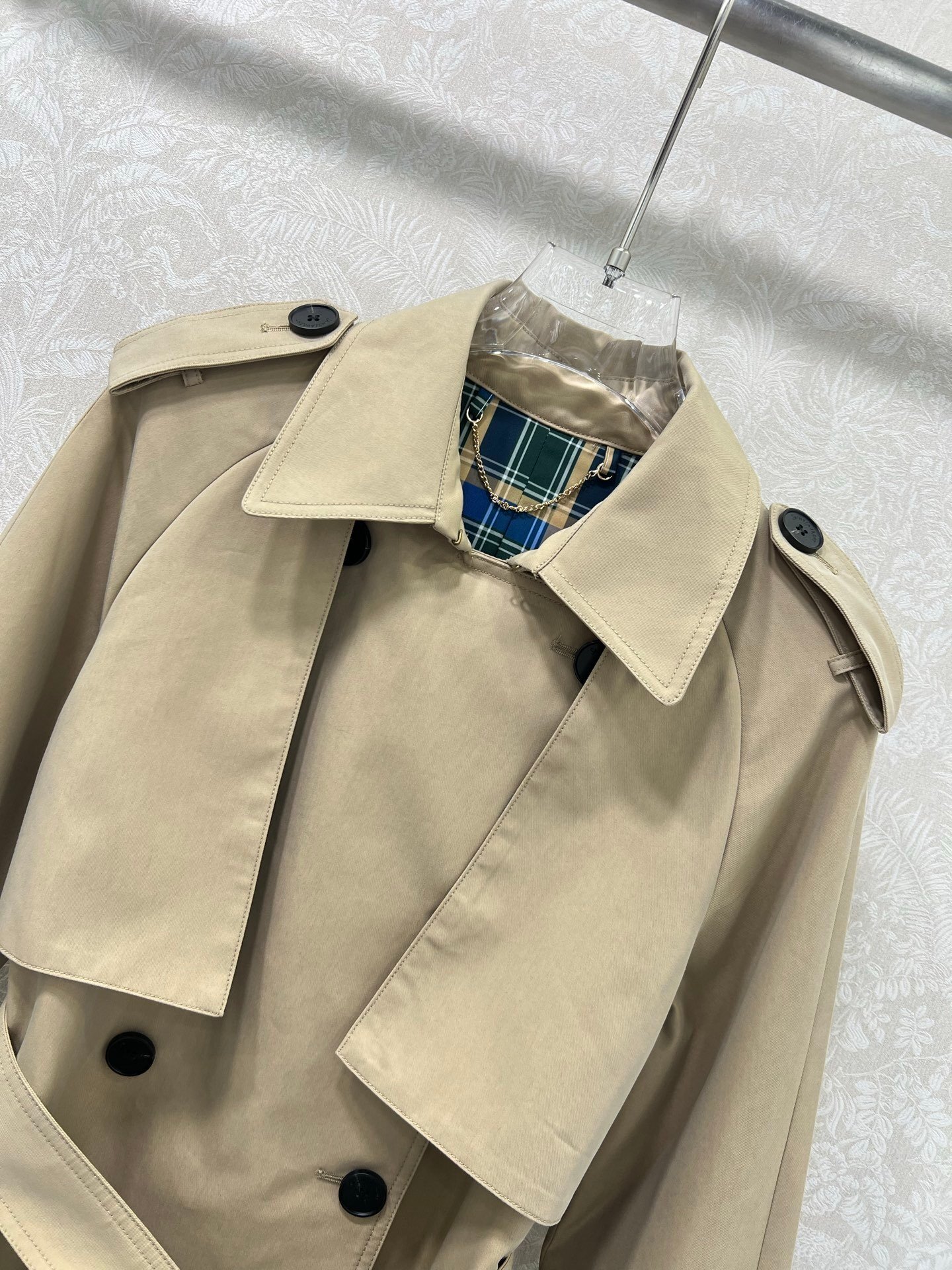 Beige cotton twill double-breasted trench coat. – Bild 2