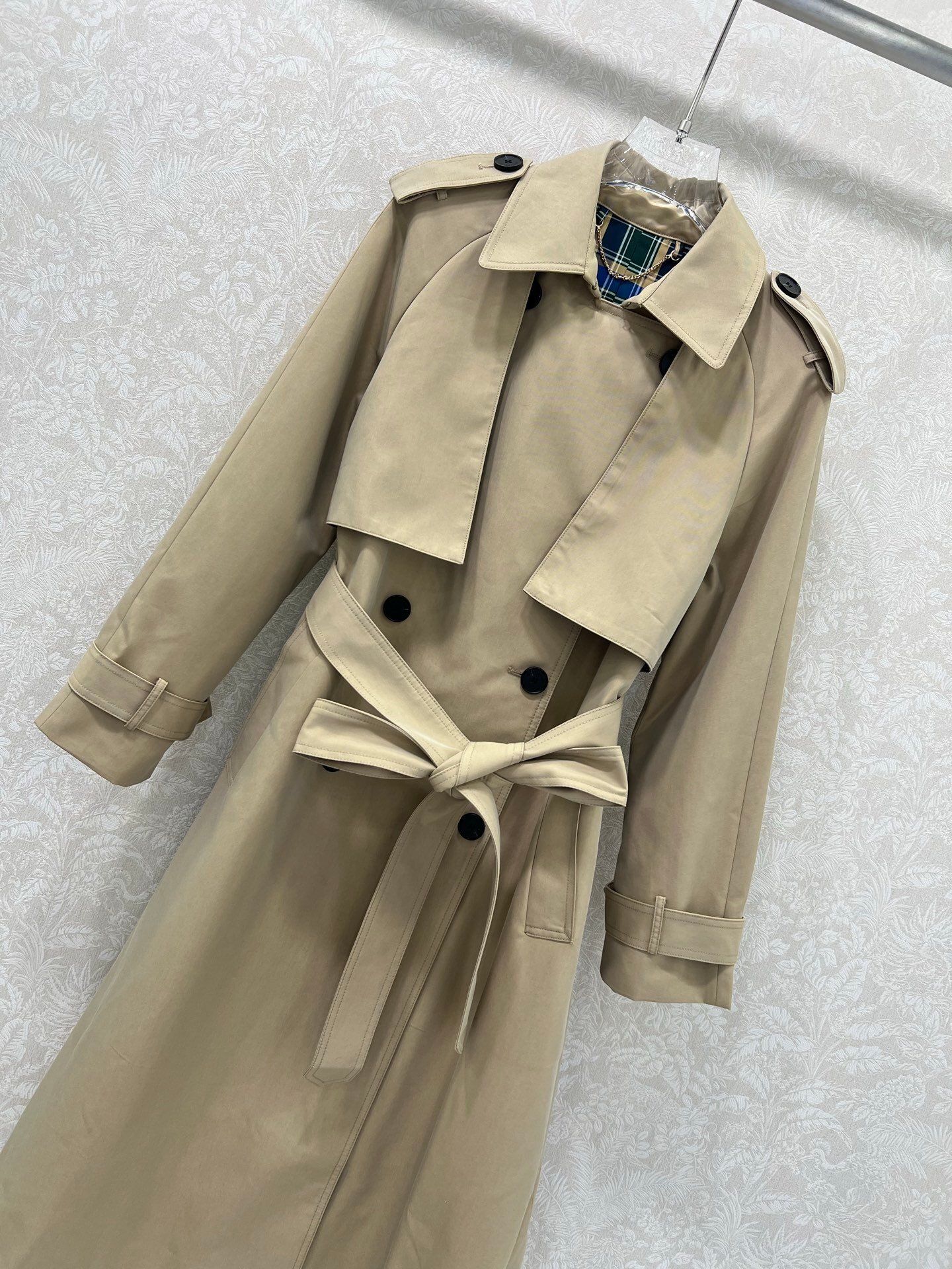 Beige cotton twill double-breasted trench coat. – Bild 4
