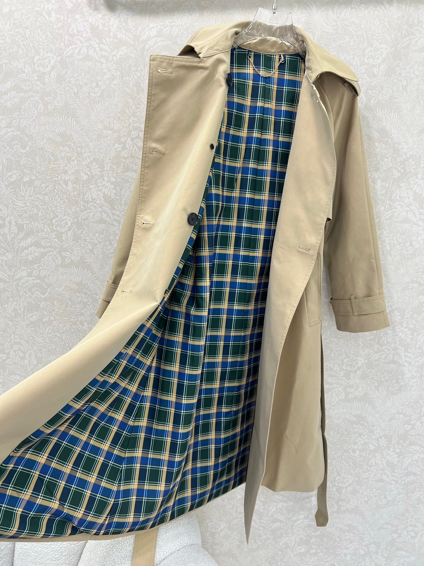 Beige cotton twill double-breasted trench coat. – Bild 7