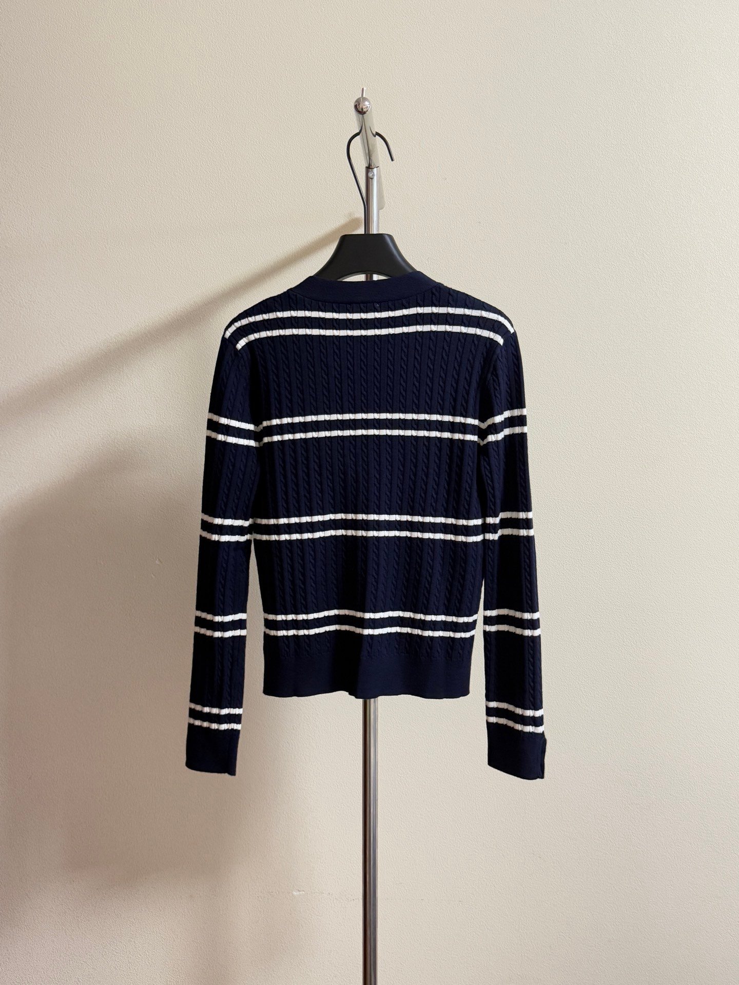 Cable-Knit Cotton Crewneck Cardigan – Bild 6