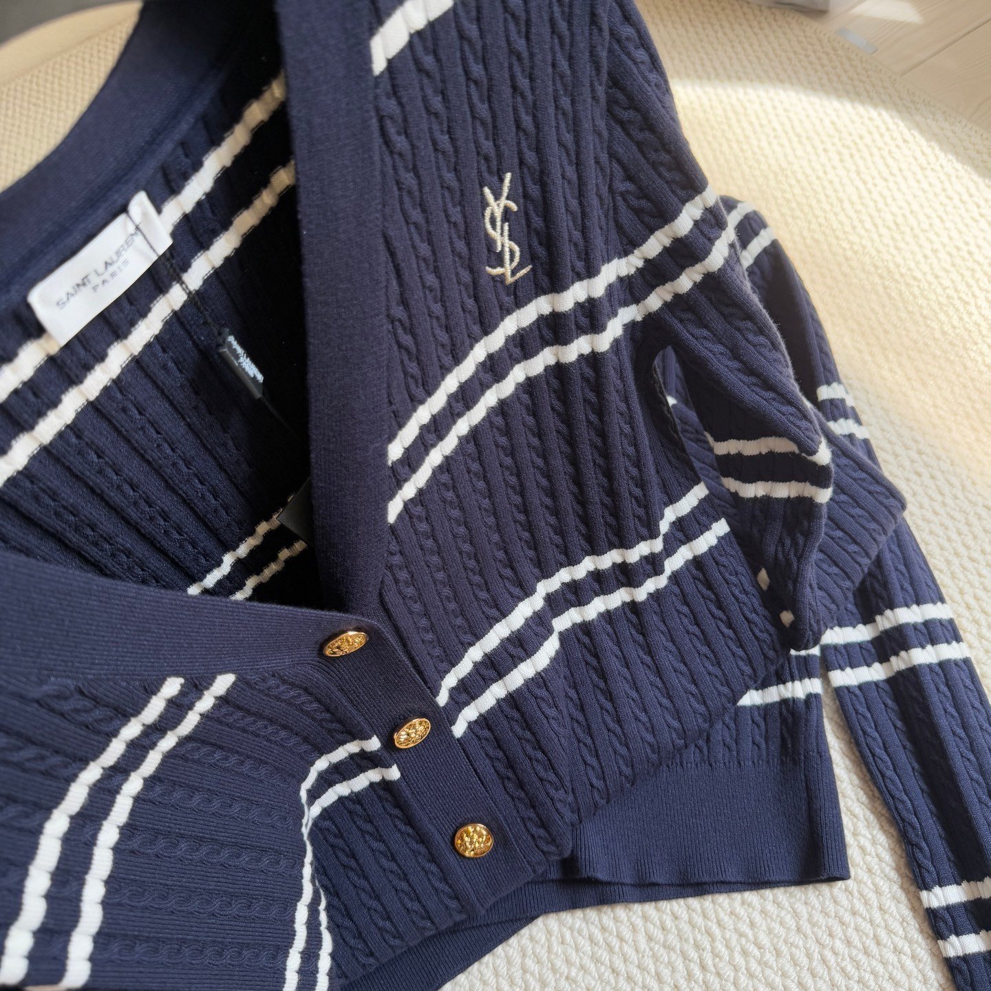 Cable-Knit Cotton Crewneck Cardigan – Bild 8