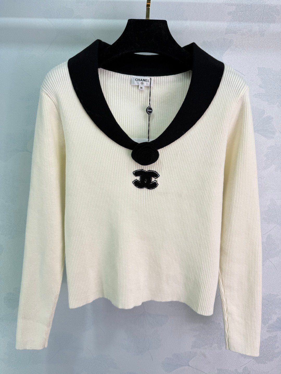 White and black knitted sweater – Bild 3