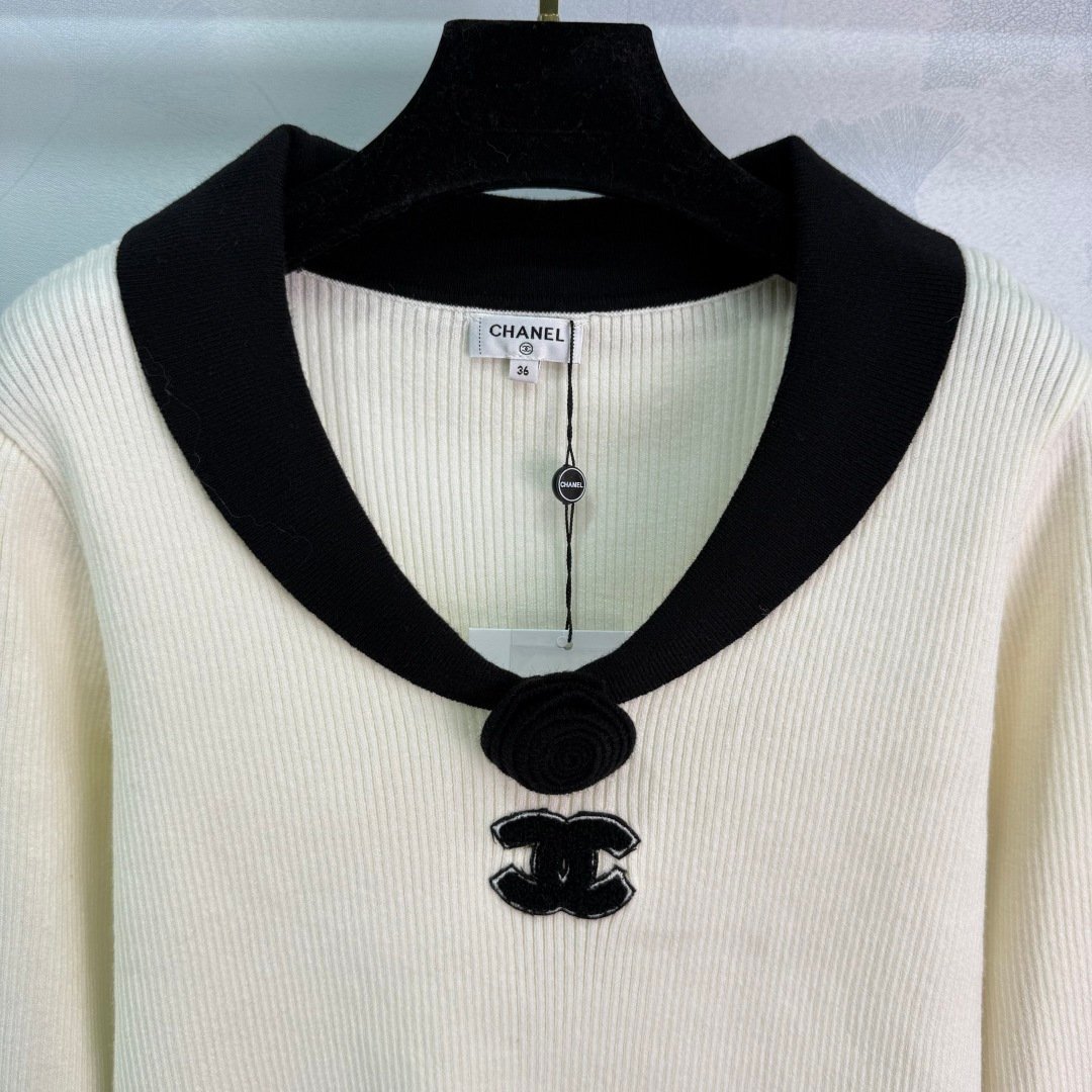 White and black knitted sweater – Bild 4