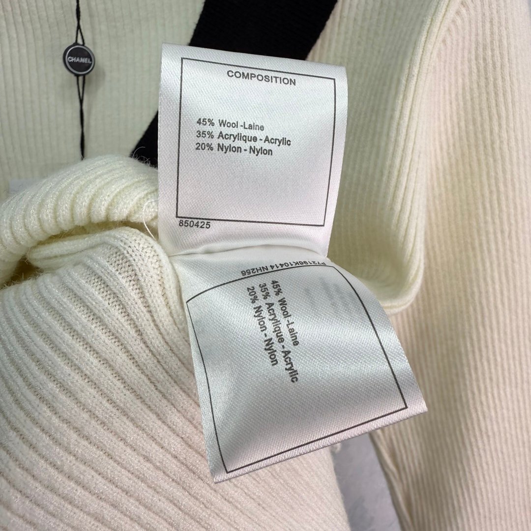 White and black knitted sweater – Bild 8