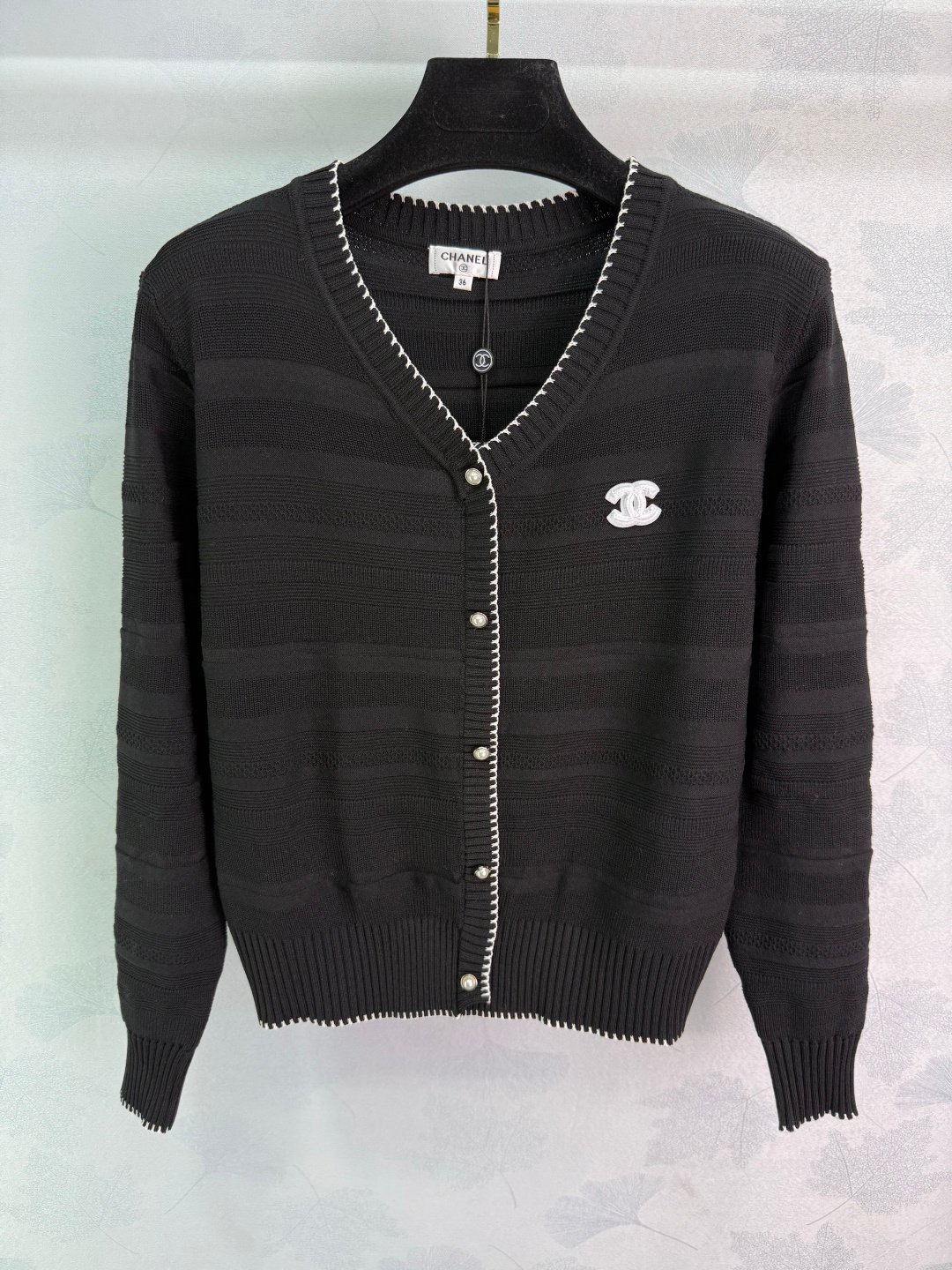 Gestrickte Chanel-Strickjacke in Schwarz und Weiß – Bild 2