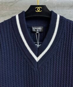 Alternative view of Dunkelblauer V-Ausschnitt-Pullover mit weiß-schwarz gestreiften Bündchen