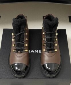 Alternative view of Kappenzapfen Und Schaffellbesatz Braun