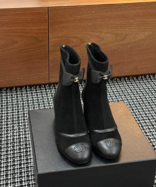 Alternative view of Lambskin Schwarz