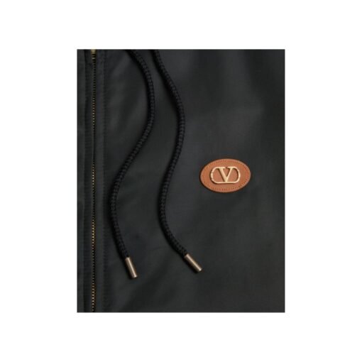 Nylon-Windjacke mit Kapuze und V-Logo-Aufnäher – Bild 4