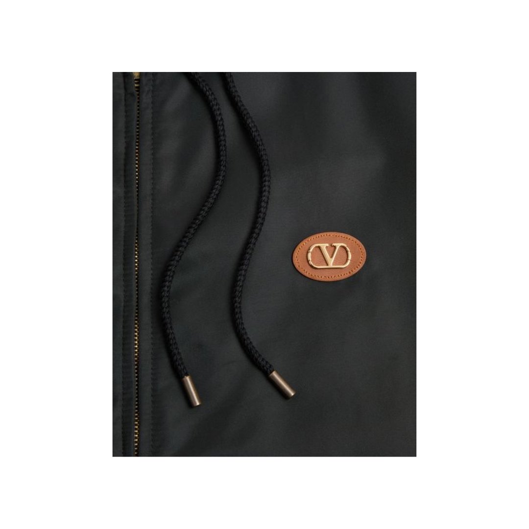 Nylon-Windjacke mit Kapuze und V-Logo-Aufnäher – Bild 2